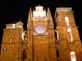 [Cliquez pour agrandir : 79 Kio] Rodez - La cathédrale Notre-Dame, de nuit.