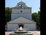 [Cliquez pour agrandir : 73 Kio] Anglet - L'église Saint-Léon : la façade et la fontaine.