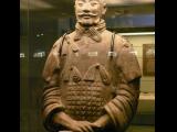 [Cliquez pour agrandir : 83 Kio] Xi'an - Le mausolée de l'empereur Qin Shihuang : l'armée de terre cuite : le puits n°2.