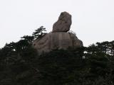 [Cliquez pour agrandir : 59 Kio] Huang Shan - Le rocher Feilai.