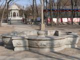 [Cliquez pour agrandir : 118 Kio] Pékin - Parc Yuanmingyuan : fontaine du bâtiment européen Xieqiqu de l'ancien palais d'été.
