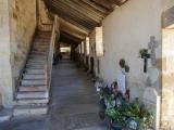 [Cliquez pour agrandir : 140 Kio] La Bastide-Clairence - L'église Notre-Dame-de-l'Assomption : le cimetière-préau.