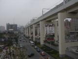 [Cliquez pour agrandir : 76 Kio] Shanghai - Le métro : extérieur d'une station de métro aérien.