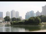 [Cliquez pour agrandir : 71 Kio] Shanghai - Le quartier Xintiandi : plan d'eau.
