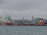 [Cliquez pour agrandir : 55 Kio] San Diego - The boat Super Servant 3 carrying a military boat seen from Coronado.