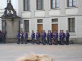 [Cliquez pour agrandir : 62 Kio] Prague - Le château : la première cour : la relève de la garde.