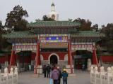 [Cliquez pour agrandir : 102 Kio] Pékin - Le parc Beihai : le temple de la paix éternelle et sa pagode.