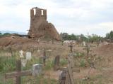 [Cliquez pour agrandir : 94 Kio] Taos Pueblo - The church of San Geronimo: the old chapel and the cemetery.