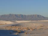 [Cliquez pour agrandir : 51 Kio] White Sands - Dunes and mountains at sunrise.