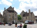 [Cliquez pour agrandir : 90 Kio] Vézelay - La place devant la basilique.