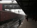 [Cliquez pour agrandir : 115 Kio] Delhi - Train de marchandises en gare d'Old Delhi.