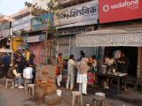 [Cliquez pour agrandir : 165 Kio] Jaipur - Boutiques dans une rue.