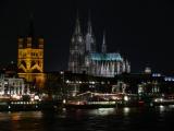 [Cliquez pour agrandir : 74 Kio] Cologne - La ville vue du Rhin, de nuit.