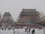 [Cliquez pour agrandir : 80 Kio] Pékin - Le lac Qianhai, gelé : patineurs devant les tours de la cloche et du tambour.