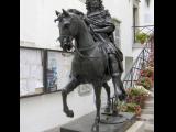 [Cliquez pour agrandir : 85 Kio] Saint-Jean-de-Luz - Statue de Louis XIV sur la place du même nom.