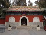 [Cliquez pour agrandir : 111 Kio] Pékin - Le parc Beihai : le temple de la paix éternelle : l'entrée.