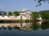 [Cliquez pour agrandir : 77 Kio] Hongcun - L'étang principal du village, dit le lac Sud.