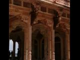 [Cliquez pour agrandir : 124 Kio] Jaipur - Le fort d'Amber : le hall des audiences publiques (Diwan-i-Am).