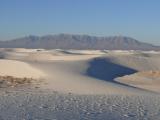 [Cliquez pour agrandir : 72 Kio] White Sands - Dunes and mountains at sunrise.