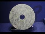 [Cliquez pour agrandir : 80 Kio] Shanghai - Le Shanghai Museum : disque en jade.