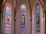 [Cliquez pour agrandir : 114 Kio] Peyrehorade - L'église Saint-Martin : les vitraux du chœur.