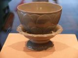 [Cliquez pour agrandir : 53 Kio] Suzhou - Le musée : le bol vert-olive en forme de lotus.