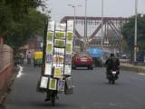 [Cliquez pour agrandir : 132 Kio] Agra - Transport de boîtes sur un vélo.