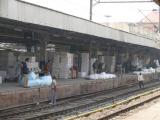 [Cliquez pour agrandir : 133 Kio] Agra - La gare d'Agra Fort : quai de marchandises.