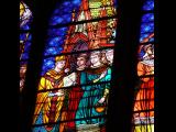 [Cliquez pour agrandir : 136 Kio] Saint-Denis - La basilique : vitrail montrant le tombeau de Dagobert.