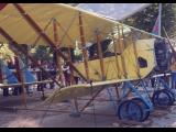 [Cliquez pour agrandir : 110 Kio] Paris - Avion ancien sur les Champs-Élysées.