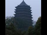 [Cliquez pour agrandir : 56 Kio] Hangzhou - La pagode des six harmonies près du fleuve Qiantang.