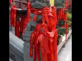 [Cliquez pour agrandir : 102 Kio] Shanghai - Le temple du Bouddha de jade : statue de lion couverte de rubans.