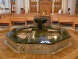 [Cliquez pour agrandir : 97 Kio] Santa Fe - Saint Francis cathedral: the baptismal font.