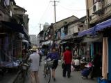 [Cliquez pour agrandir : 102 Kio] Shanghai - Scène d'une ruelle animée.