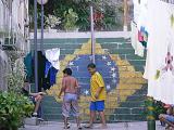 [Cliquez pour agrandir : 141 Kio] Rio de Janeiro - Enfant jouant au foot dans une ruelle.