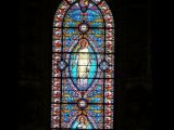 [Cliquez pour agrandir : 133 Kio] Lyon - La basilique Notre-Dame-de-Fourvière : l'église haute : le chœur : détail d'un vitrail.