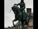 [Cliquez pour agrandir : 62 Kio] Orléans - La place du Martroi : statue de Jeanne d'Arc.
