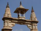 [Cliquez pour agrandir : 101 Kio] Jaipur - Le temple Shiromani : portique d'entrée.