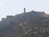 [Cliquez pour agrandir : 67 Kio] Jaipur - Le fort d'Amber : fortifications.