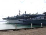[Cliquez pour agrandir : 71 Kio] San Diego - The port: the aircraft carrier USS Midway.