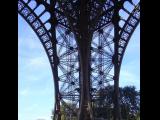 [Cliquez pour agrandir : 137 Kio] Paris - La tour Eiffel : l'un des quatre immenses pieds.