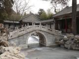 [Cliquez pour agrandir : 117 Kio] Pékin - Le parc Beihai : la salle de la paix de l'esprit : pont en pierre.