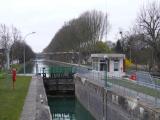 [Cliquez pour agrandir : 105 Kio] Reims - Le canal de l'Aisne à la Marne : écluse.