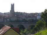 [Cliquez pour agrandir : 78 Kio] Fribourg - Vue générale avec la cathédrale Saint-Nicolas-de-Myre.