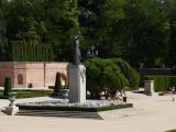 [Cliquez pour agrandir : 110 Kio] Madrid - Le parc du Retiro : bosquet et statue.