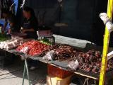 [Cliquez pour agrandir : 156 Kio] Monterrey - Vente de piments sur un marché.