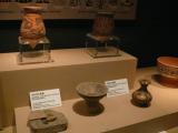 [Cliquez pour agrandir : 70 Kio] Xi'an - Le musée de l'histoire du Shaanxi : poteries de -5000 à -3000.