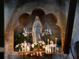 [Cliquez pour agrandir : 116 Kio] Saint-Pée-sur-Nivelle - L'église Saint-Pierre : statue de Notre-Dame-de-Lourdes.