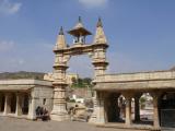 [Cliquez pour agrandir : 109 Kio] Jaipur - Le temple Shiromani : portique d'entrée.