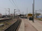 [Cliquez pour agrandir : 116 Kio] Agra - La gare d'Agra Fort : quai.